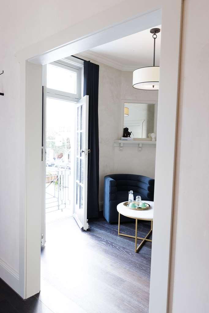 The Strand Hotel Sydney Room photo