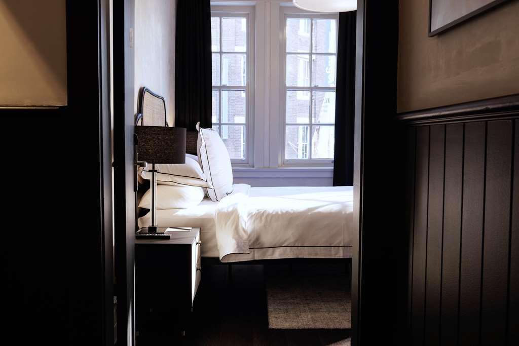 The Strand Hotel Sydney Room photo
