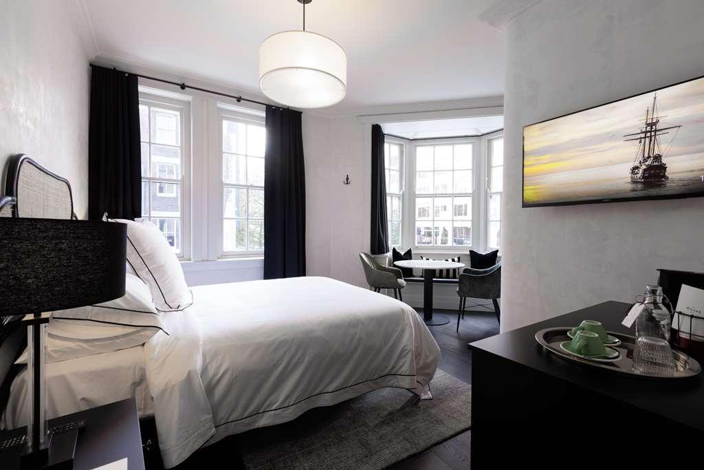 The Strand Hotel Sydney Room photo
